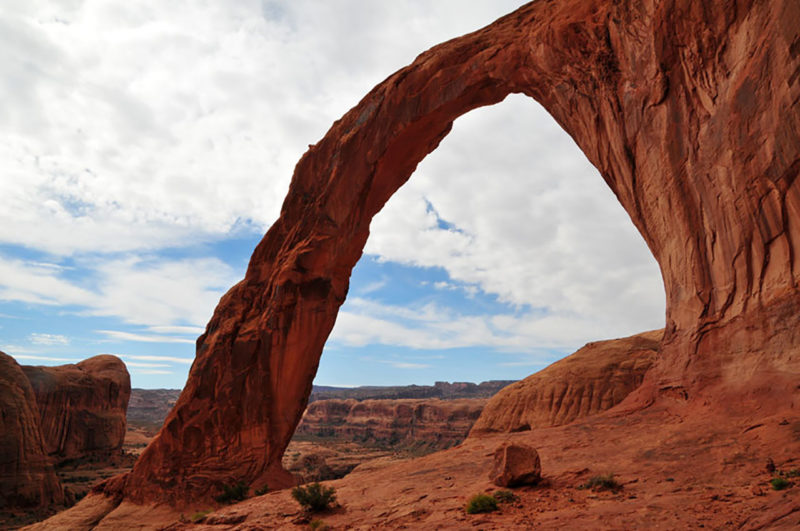 visit the corona arch while staying in a Moab RV park