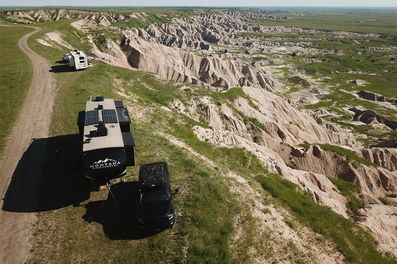 RVs parked on the edge of a cliff.