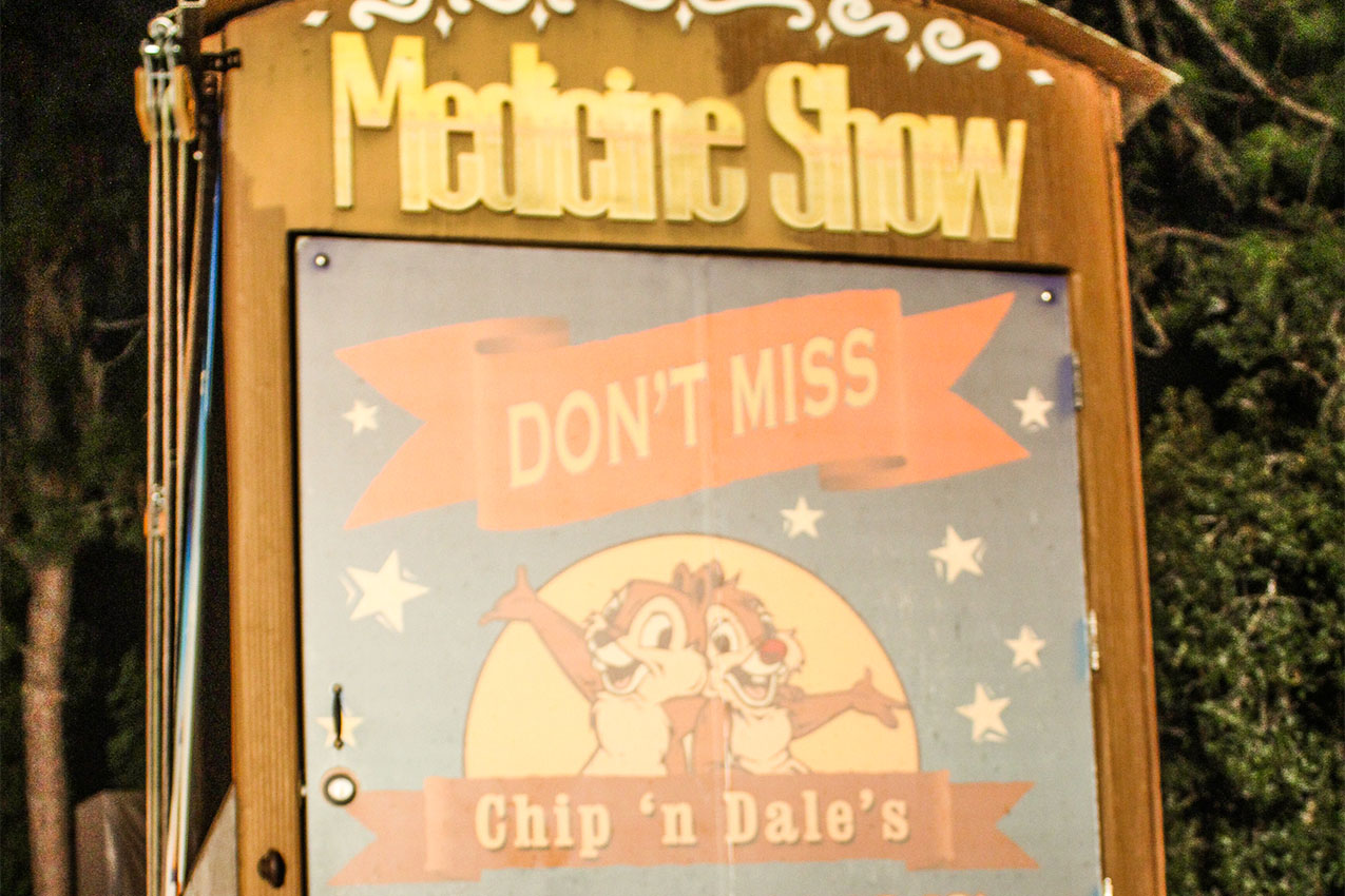 A sign for a Disney Chip 'n Dale show.